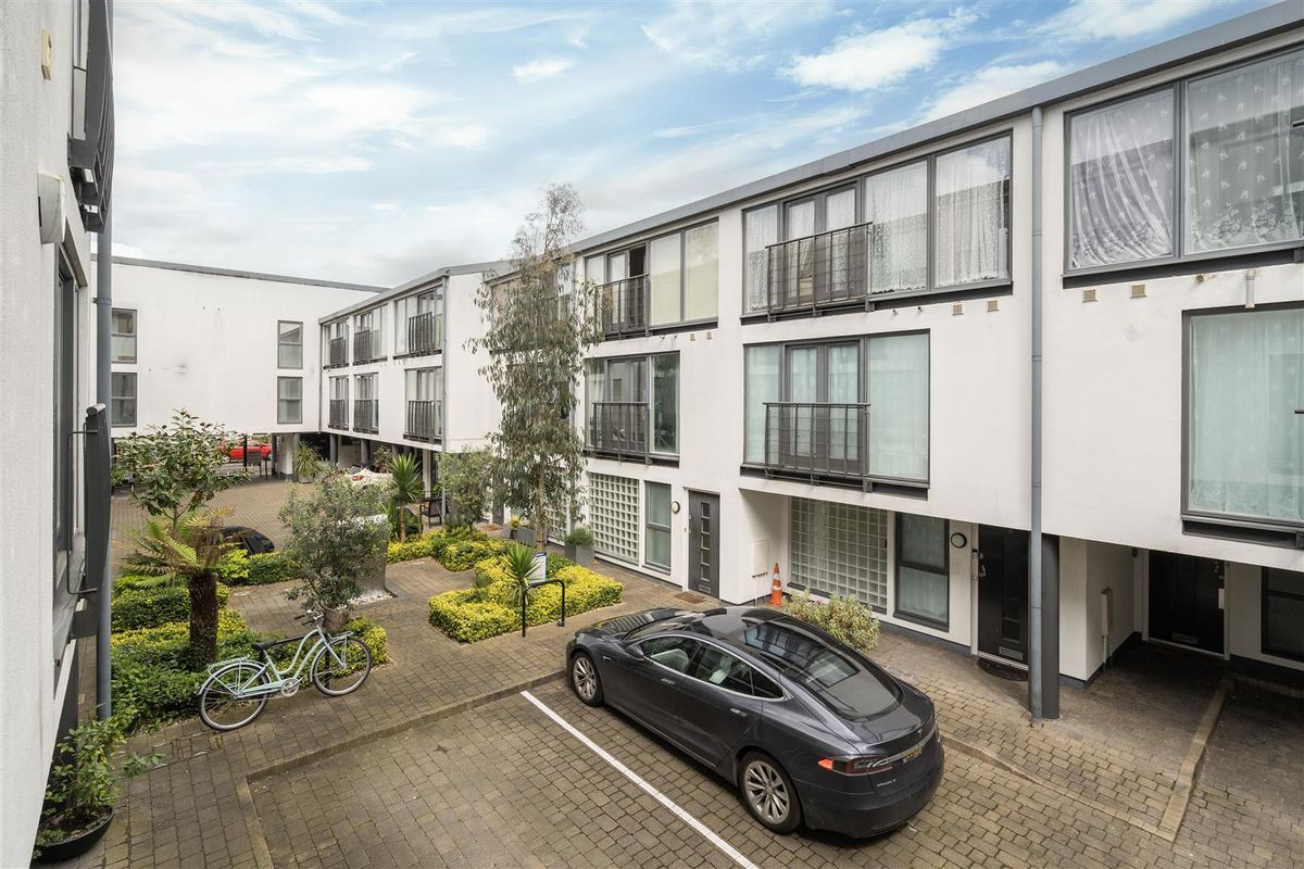 Young professional houseshare in Kensal Rise