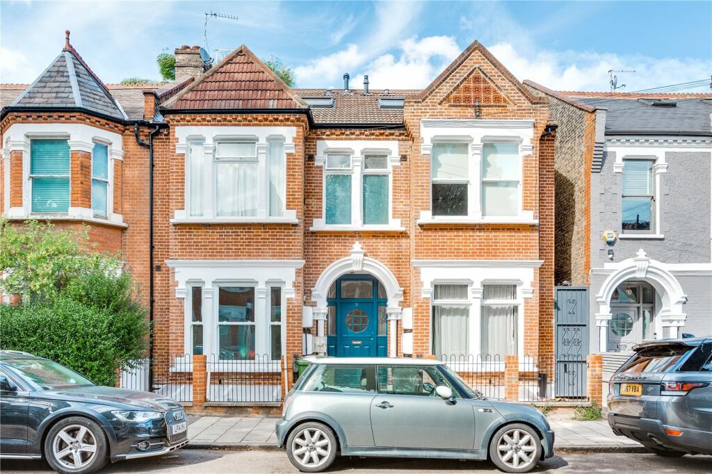 Three bedroom flat in Clapham South